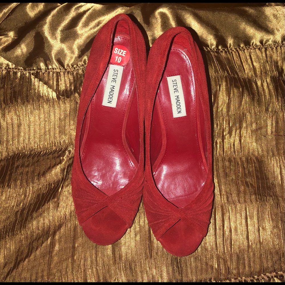 Red pump